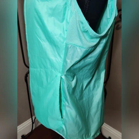 Nike Lightweight Mint Green Running Vest. Size XL - Picture 6 of 8